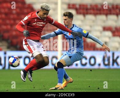 Lyle Taylor de Nottingham Forest (à gauche) et Ben Sheaf de Coventry City se battent pour le ballon lors du championnat Sky Bet au City Ground, à Nottingham. Banque D'Images