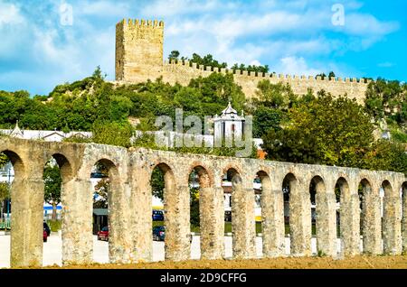 Obidos avec aqueduc et château au Portugal Banque D'Images