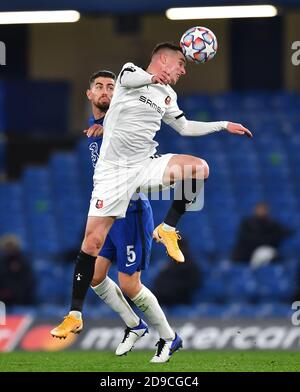 Jorginho de Chelsea (à gauche) et Benjamin Bourigeaud de Rennes en action lors du match du groupe E de la Ligue des champions de l'UEFA à Stamford Bridge, Londres. Banque D'Images