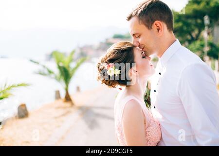 mariée et marié regardent les uns les autres et tiennent les mains Dans Perast Banque D'Images