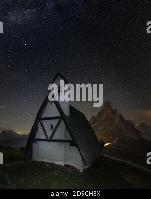 Une photo d'une petite église sous un ciel avec des étoiles à Passo Giau à Cortina d'ampezzo, célèbre station de ski dans les Dolomites Banque D'Images