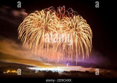 Yeovil, Somerset, Royaume-Uni. 4 novembre 2020. Un spectacle spectaculaire au feu d'artifice annuel de nuit Guy Fawkes à Yeovil dans le Somerset. La nuit des feux d'artifice a été présentée à ce soir (mercredi 4/11/20) à partir du samedi 7 novembre ainsi l'exposition pourrait Vas-y avant le nouveau verrouillage Covid-19 arrive demain (jeudi 5/11/20). Crédit photo : Graham Hunt/Alamy Live News Banque D'Images