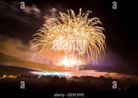 Yeovil, Somerset, Royaume-Uni. 4 novembre 2020. Un spectacle spectaculaire au feu d'artifice annuel de nuit Guy Fawkes à Yeovil dans le Somerset. La nuit des feux d'artifice a été présentée à ce soir (mercredi 4/11/20) à partir du samedi 7 novembre ainsi l'exposition pourrait Vas-y avant le nouveau verrouillage Covid-19 arrive demain (jeudi 5/11/20). Crédit photo : Graham Hunt/Alamy Live News Banque D'Images