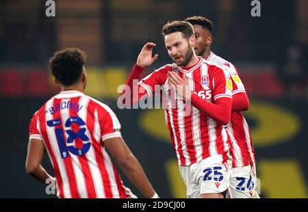 Nick Powell (au centre), de stoke City, célèbre le deuxième but du match de son côté lors du championnat Sky Bet à Vicarage Road, à Watford. Banque D'Images