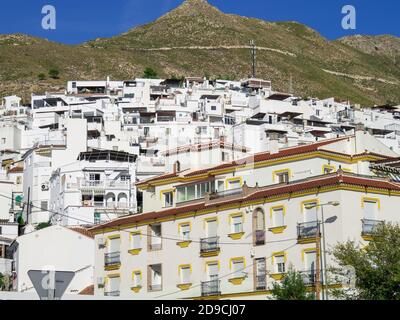 Belle vue sur les bâtiments résidentiels blancs dans les montagnes de la ville de Competa, Espagne. Banque D'Images