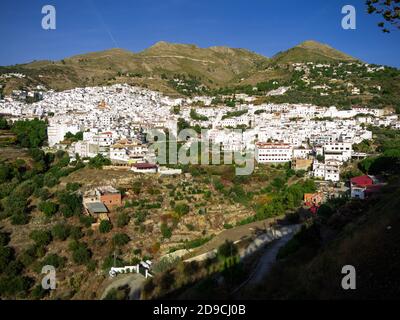 Belle vue sur les bâtiments résidentiels blancs dans les montagnes de la ville de Competa, Espagne. Banque D'Images