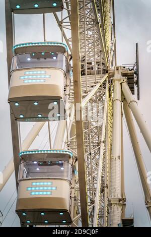 Szczecin, Pologne, juin 2019 gros plan sur les gondoles de la roue d'observation en porte-à-faux de 80 mètres de haut dans le parc d'attractions et d'attractions Banque D'Images