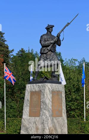 Statue d'un sergeant Black Watch de la première Guerre mondiale conçu par le sculpteur d'Édimbourg Alan Herriot au Black Watch Corner à Zonnebeke, Belgique Banque D'Images