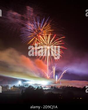 Yeovil, Somerset, Royaume-Uni. 4 novembre 2020. Un spectacle spectaculaire au feu d'artifice annuel de nuit Guy Fawkes à Yeovil dans le Somerset. La nuit des feux d'artifice a été présentée à ce soir (mercredi 4/11/20) à partir du samedi 7 novembre ainsi l'exposition pourrait Vas-y avant le nouveau verrouillage Covid-19 arrive demain (jeudi 5/11/20). Crédit photo : Graham Hunt/Alamy Live News Banque D'Images