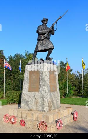 Statue d'un sergeant Black Watch de la première Guerre mondiale conçu par le sculpteur d'Édimbourg Alan Herriot au Black Watch Corner à Zonnebeke, Belgique Banque D'Images