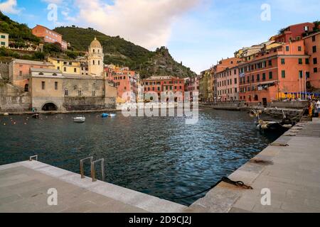 Magnifique port naturel avec des maisons traditionnelles colorées et l'église et la tour Santa Margherita di Antiochia - Vernazza, Cinque Terre, Italie Banque D'Images