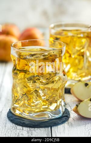 Verre de jus de pomme avec glace et pomme rouge fraîche Banque D'Images