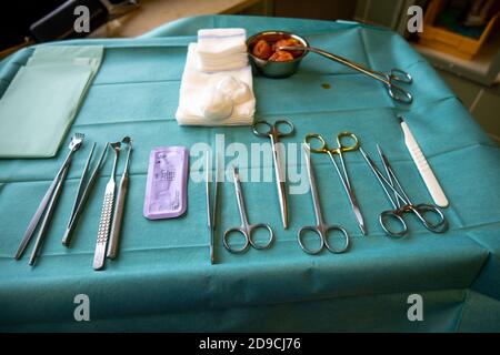 instruments chirurgicaux sur une petite table d'instruments pour réaliser un fonctionnement Banque D'Images
