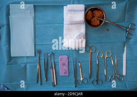 instruments chirurgicaux sur une petite table d'instruments pour réaliser un fonctionnement Banque D'Images