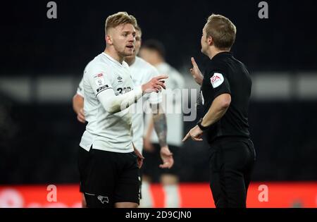 Kamil Jozwiak du comté de Derby (à gauche) fait appel à Gavarbitrer dans Ward lors du match de championnat Sky Bet à Pride Park, Derby. Banque D'Images