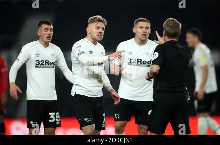 Kamil Jozwiak du comté de Derby (à gauche) fait appel à Gavarbitrer dans Ward lors du match de championnat Sky Bet à Pride Park, Derby. Banque D'Images