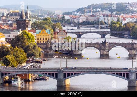 Ponts fluviaux de Prague sur la Vltava à Prague Banque D'Images