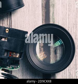 Lentille en loupe convexe sur une lentille cassée d'appareil photo Banque D'Images