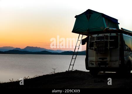 tente sur le toit sur un lac en turquie Banque D'Images