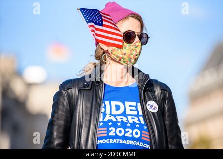 Berlin, Allemagne. 4 novembre 2020. Un manifestant et partisan du candidat démocrate à la présidence, l'ancien vice-président JOE BIDEN, peut être vu à côté de la porte de Brandebourg dans le centre de Berlin lors d'un rallye qui débouche sur la devise 'Comte the votes! Rassemblement pour des élections équitables aux Etats-Unis organisé par les Démocrates à l'étranger. Crédit : Jan Scheunert/ZUMA Wire/Alay Live News Banque D'Images