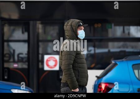 Bucarest, Roumanie - 04 novembre 2020 : personnes dans la rue, portant des masques de protection contre l'infection par le COVID-19, à Bucarest, Roumanie. Banque D'Images