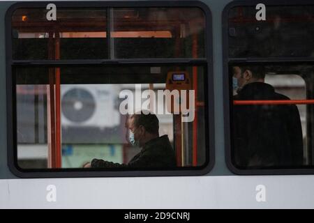 Bucarest, Roumanie - 04 novembre 2020: Personnes dans le bus, portant des masques de protection contre l'infection par le COVID-19, à Bucarest, Roumanie. Banque D'Images