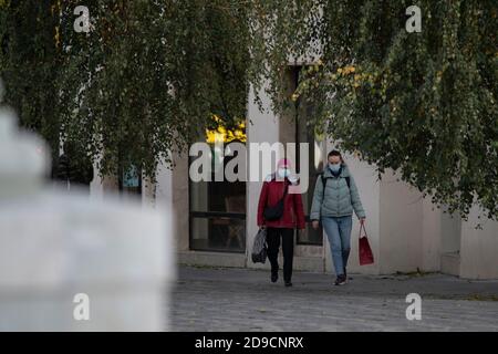 Bucarest, Roumanie - 04 novembre 2020 : personnes dans la rue, portant des masques de protection contre l'infection par le COVID-19, à Bucarest, Roumanie. Banque D'Images