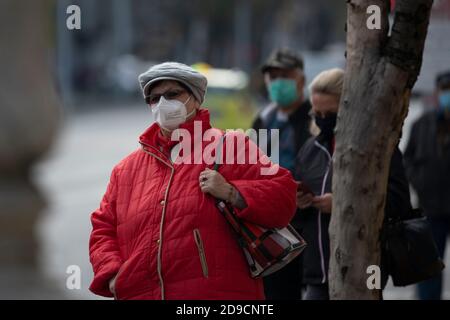 Bucarest, Roumanie - 04 novembre 2020 : personnes dans la rue, portant des masques de protection contre l'infection par le COVID-19, à Bucarest, Roumanie. Banque D'Images