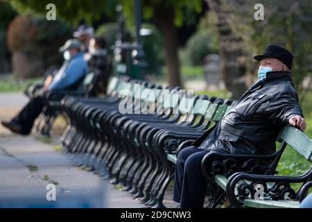 Bucarest, Roumanie - 04 novembre 2020 : personnes dans la rue, portant des masques de protection contre l'infection par le COVID-19, à Bucarest, Roumanie. Banque D'Images