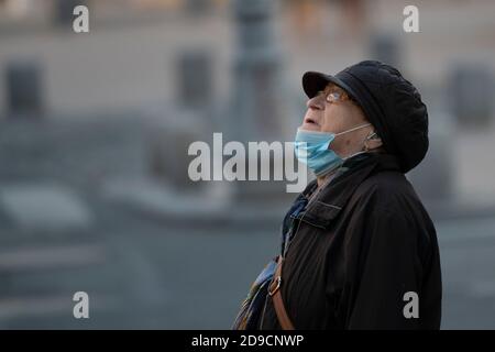 Bucarest, Roumanie - 04 novembre 2020 : personnes dans la rue, portant des masques de protection contre l'infection par le COVID-19, à Bucarest, Roumanie. Banque D'Images