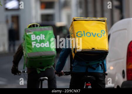 Bucarest, Roumanie - 04 novembre 2020 : messagerie Glovo et Bolt Food à Bucarest, Roumanie. Banque D'Images