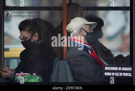 Bucarest, Roumanie - 04 novembre 2020: Personnes dans le bus, portant des masques de protection contre l'infection par le COVID-19, à Bucarest, Roumanie. Banque D'Images