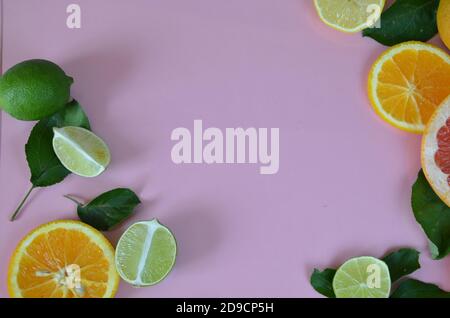 Mise à plat des agrumes comme lime et citron citron avec les feuilles des arbres sur le rose clair, rendant une trame Banque D'Images