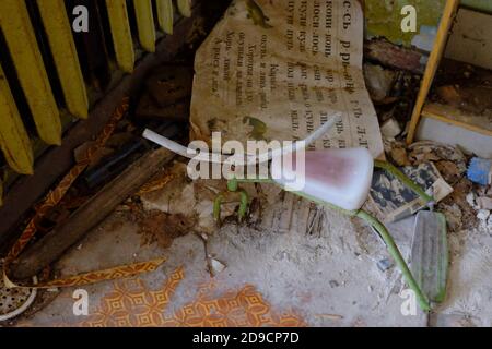 Vélo cassé pour enfants dans une pièce abandonnée de la zone d'exclusion de Tchernobyl. Banque D'Images