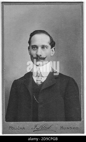 POLICKA, TCHÉCOSLOVAQUIE - VERS 1920: Carte de cabinet vintage montre le portrait de l'homme d'âge moyen avec la moustache. La photo a été prise dans un studio de photo. Banque D'Images