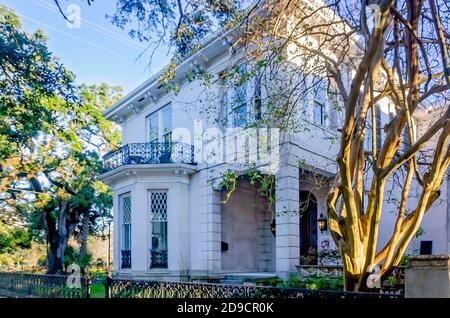 Une maison historique dans le quartier historique est de Church Street est représentée sur Government Street, le 31 octobre 2020, à Mobile, Alabama. Banque D'Images