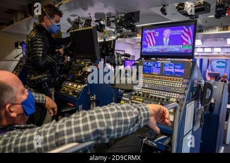 Washington, DC, États-Unis. 04e novembre 2020. Les remarques du candidat démocrate à la présidence Joe Biden sont présentées sur un moniteur dans la salle de presse de la Maison Blanche à Washington, DC, Etats-Unis, le 04 novembre 2020. Les Américains ont voté le jour de l'élection pour choisir entre la réélection de Donald J. Trump ou l'élection de Joe Biden comme 46e président des États-Unis pour servir de 2021 à 2024.Credit: Shawn thew/Pool via CNP | usage dans le monde crédit: dpa/Alay Live News Banque D'Images