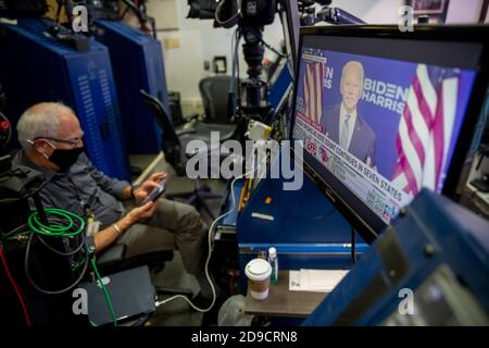 Washington, DC, États-Unis. 04e novembre 2020. Les remarques du candidat démocrate à la présidence Joe Biden sont présentées sur un moniteur dans la salle de presse de la Maison Blanche à Washington, DC, Etats-Unis, le 04 novembre 2020. Les Américains ont voté le jour de l'élection pour choisir entre la réélection de Donald J. Trump ou l'élection de Joe Biden comme 46e président des États-Unis pour servir de 2021 à 2024.Credit: Shawn thew/Pool via CNP | usage dans le monde crédit: dpa/Alay Live News Banque D'Images