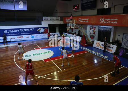 Campinas, Brésil. 04e novembre 2020. Ce mercredi (4), l'équipe féminine de basket-ball Vera Cruz a affronté l'équipe Sesi Araraquara pour le championnat de São Paulo au Ginásio Paineiras à Campinas (SP). Crédit: Leandro Ferreira/FotoArena/Alay Live News Banque D'Images