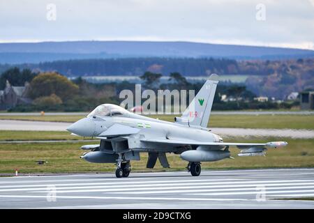 4 octobre 2020. RAF Lossiemouth, Moray, Écosse, Royaume-Uni. Il s'agit d'un avion Typhoon pendant les tâches de routine à sa base. Banque D'Images