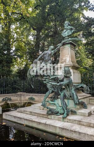 Paris, France - 29 août 2019 : buste de l'artiste français Eugene Delacroix au milieu d'une fontaine pittoresque dans les jardins du Luxembourg. Érigé en 1890, Scul Banque D'Images