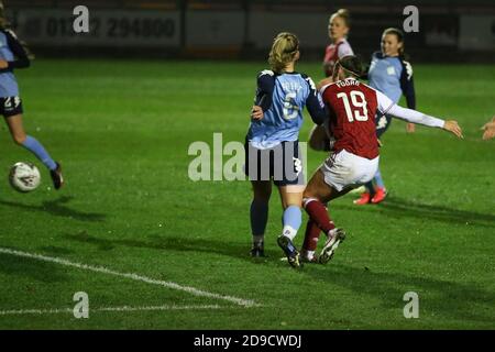 Le Caitlin Foord d'Arsenal tire lors du match DE COUPE de la Ligue des femmes de la FA entre les Lionesses de Londres et Arsenal à Princes Park, à Dartford, le mercredi 4 novembre 2020. (Credit: Tom West | MI News) Credit: MI News & Sport /Alay Live News Banque D'Images