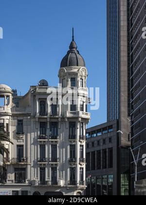 Montevideo, Uruguay - 18 décembre 2008 : immeuble emblématique en pierre beige de l'ambassade du Canada avec petite tour sur la place de l'indépendance contre le ciel bleu et l'othe Banque D'Images