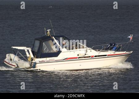 Jetstream, un navire à moteur privé appartenant à Fairline, photographié en passant devant le port d'East India à Greenock, en Écosse. Banque D'Images