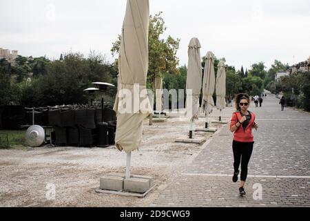 Grèce, Athènes, novembre 3 2020 - fermeture des parapluies de café-restaurant vide après l'annonce de l'isolement cellulaire de Covid-19. Banque D'Images