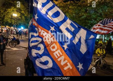 Washington, États-Unis. 04e novembre 2020. Les partisans de Biden célèbrent la prévision d'une victoire électorale plus rapprochée pour Joe Biden près de la Maison Blanche à Washington, DC, le mercredi 4 novembre 2020. Photo de Ken Cedeno/UPI crédit: UPI/Alay Live News Banque D'Images