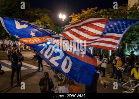 Washington, États-Unis. 04e novembre 2020. Les partisans de Biden célèbrent la prévision d'une victoire électorale plus rapprochée pour Joe Biden près de la Maison Blanche à Washington, DC, le mercredi 4 novembre 2020. Photo de Ken Cedeno/UPI crédit: UPI/Alay Live News Banque D'Images