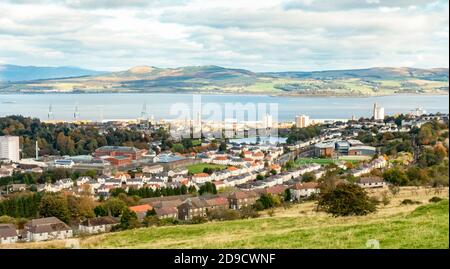 Vue en hauteur de Greenock, Inverclyde, Écosse montrant le réservoir de HMP Greenock et Cowdenowes. Vue vers le nord sur le Firth of Clyde jusqu'à Argyll Banque D'Images