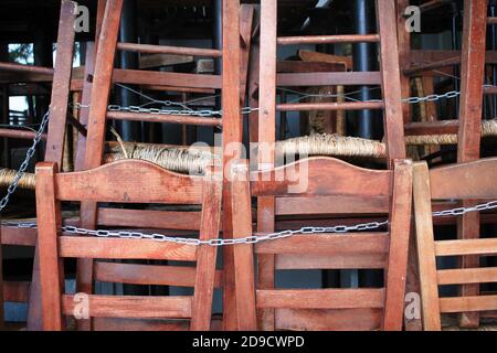 Grèce, Athènes, novembre 3 2020 - chaises, tables et autres meubles empilés à l'extérieur de café-restaurant fermé, après l'annonce pour Covid-19 lockd Banque D'Images