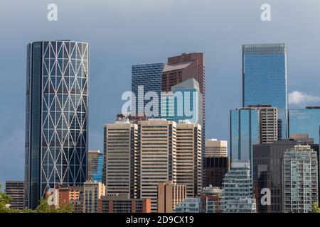 Calgary Alberta est Skyline depuis le nord de la rivière Bow Banque D'Images